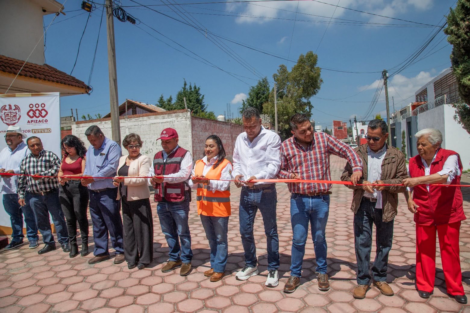 Después de 30 años de espera, gobierno de Apizaco entrega pavimentación en Loma Florida
